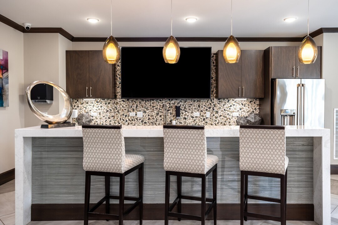 The Monarch in Des Plaines, IL - Building Photo