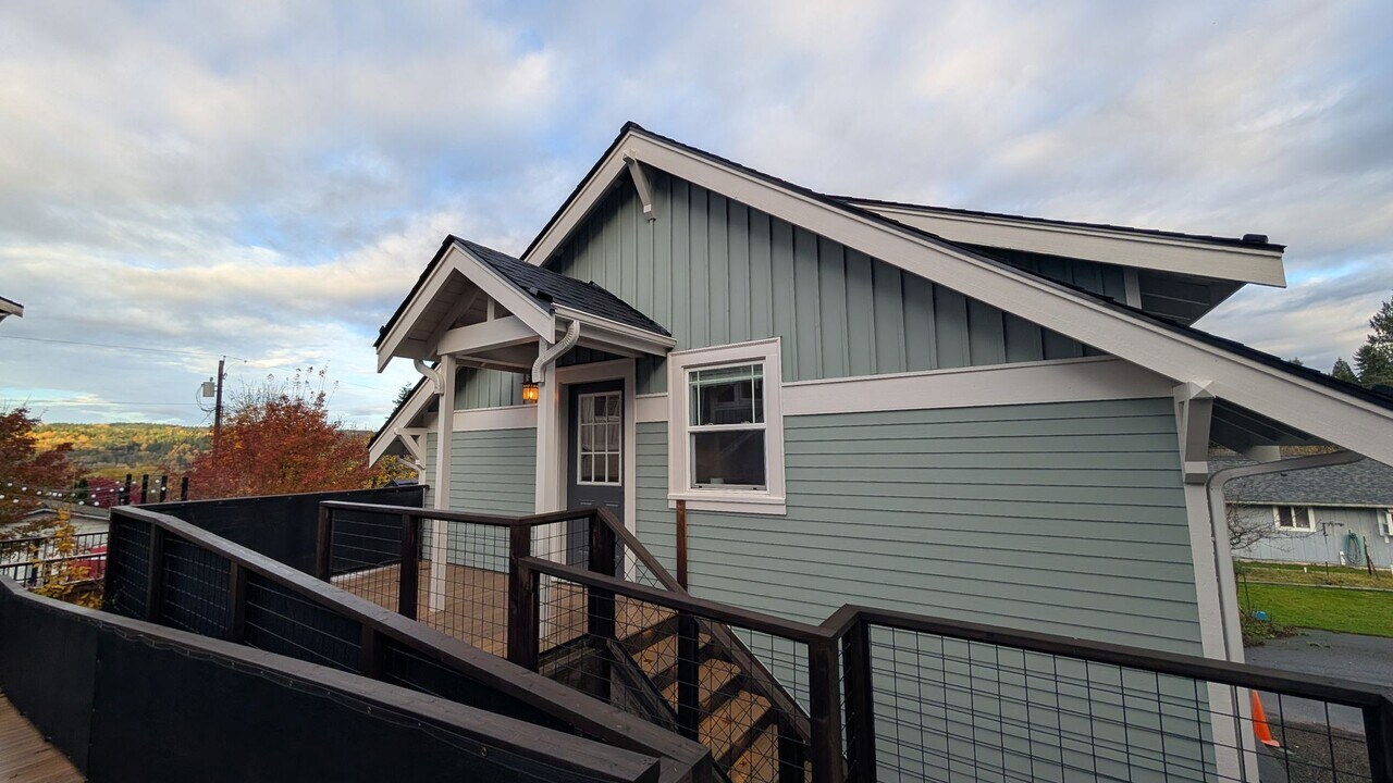 Valley St Duplex in Duvall, WA - Building Photo