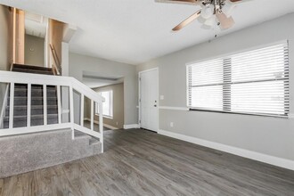 912 McIntosh Cir in Brandon, FL - Foto de edificio - Building Photo