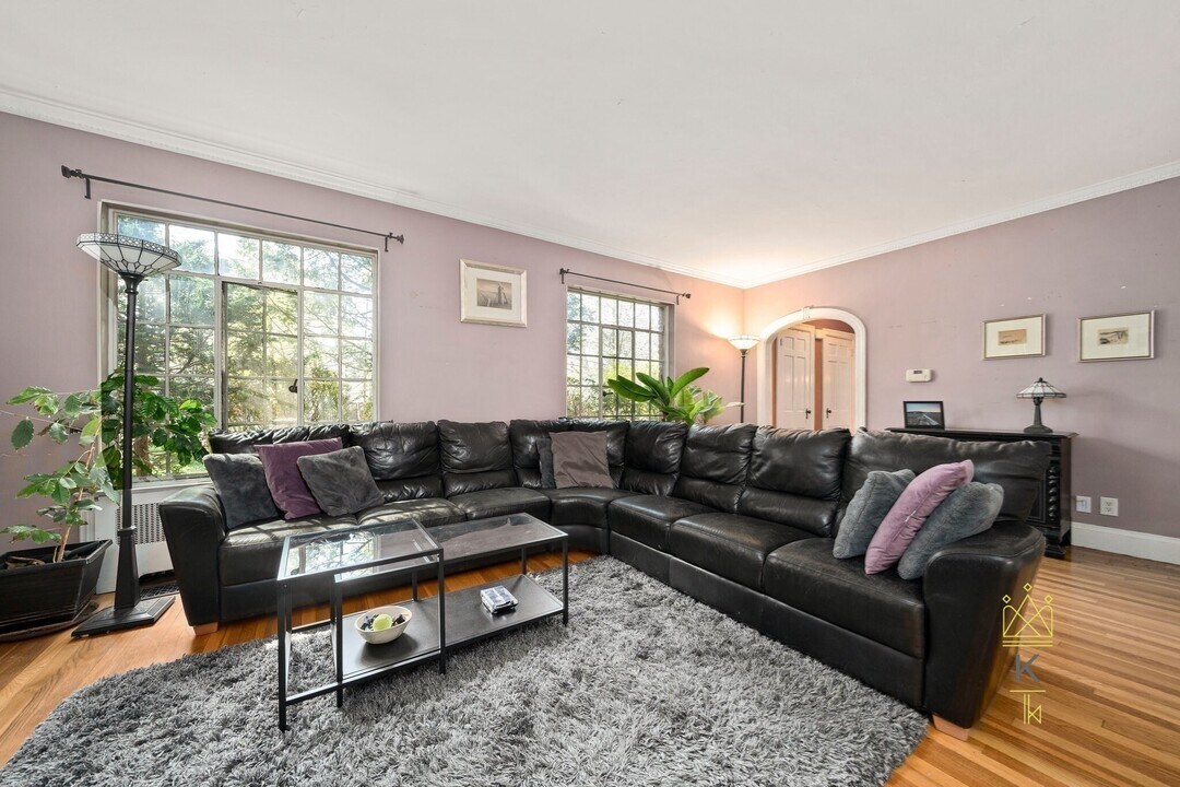 56 W Boulevard Rd in Newton, MA - Building Photo