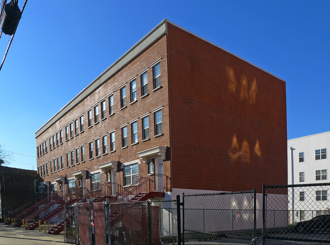 510 Wyona St in Brooklyn, NY - Building Photo - Building Photo