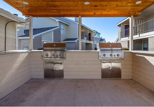 Windfern Meadows in Houston, TX - Foto de edificio - Building Photo