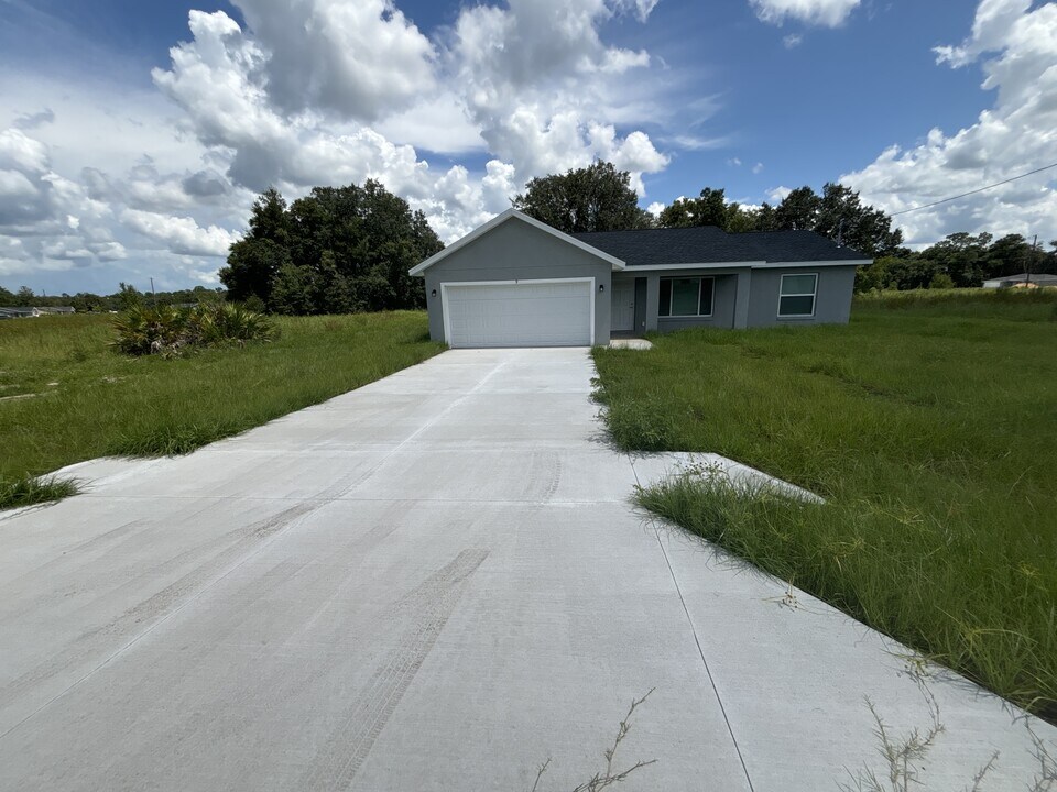 9 Malauka Loop in Ocklawaha, FL - Building Photo