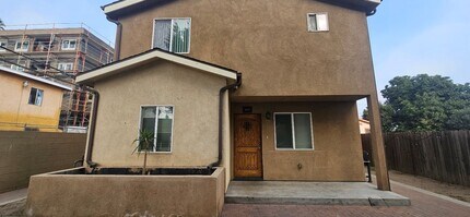 611 E 75th St in Los Angeles, CA - Building Photo - Building Photo