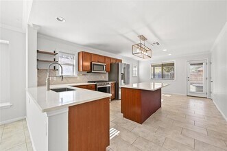 6909 Bay City Bend in Austin, TX - Building Photo - Building Photo