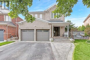 915 Oaktree Crescent in Newmarket, ON - Building Photo