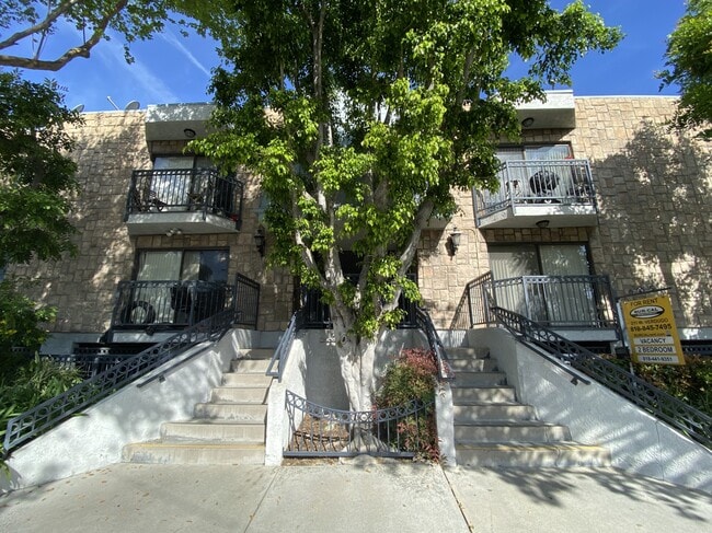 211 West Verdugo in Burbank, CA - Foto de edificio - Building Photo