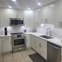 9111 E Bay Harbor Dr in Bay Harbor Islands, FL - Building Photo