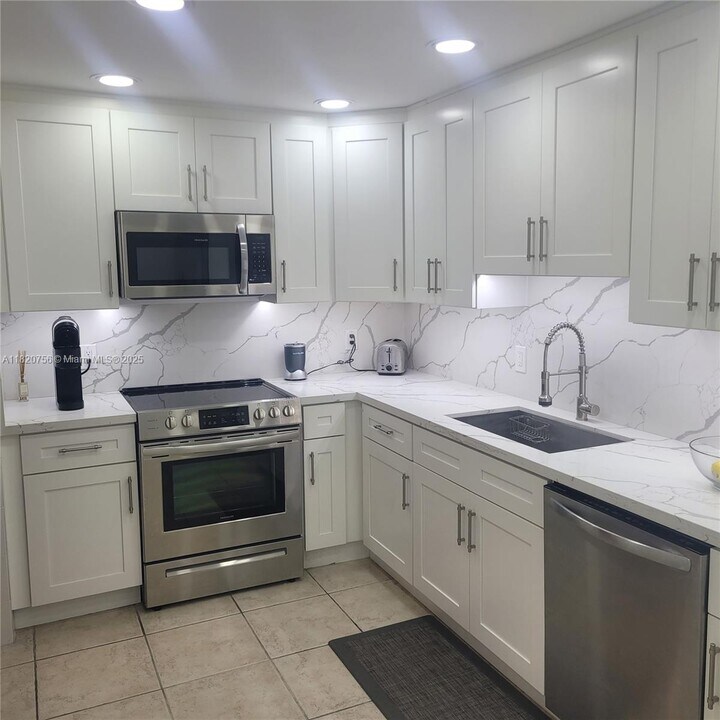 9111 E Bay Harbor Dr in Bay Harbor Islands, FL - Building Photo