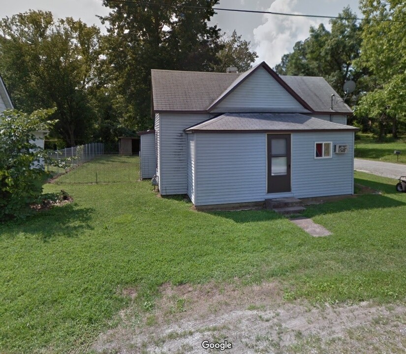 202 E Coal St in Buckner, IL - Building Photo