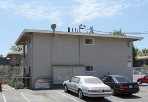 University Manor Apartments in Riverside, CA - Foto de edificio - Building Photo