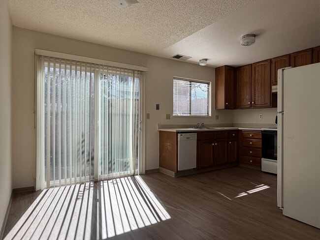 2214 Myrtle Avenue in Eureka, CA - Building Photo - Building Photo