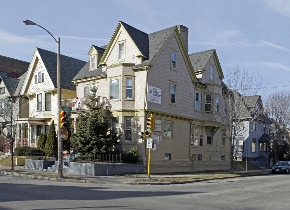 1977 N Farwell Ave in Milwaukee, WI - Building Photo