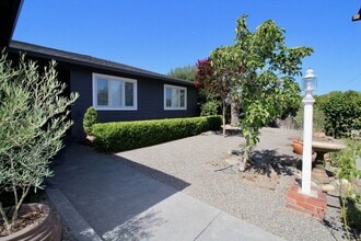 49 Cushing Ave in San Rafael, CA - Foto de edificio - Building Photo