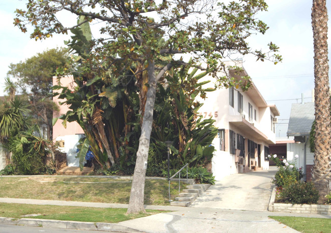 4745 Oakwood Ave in Los Angeles, CA - Building Photo - Building Photo