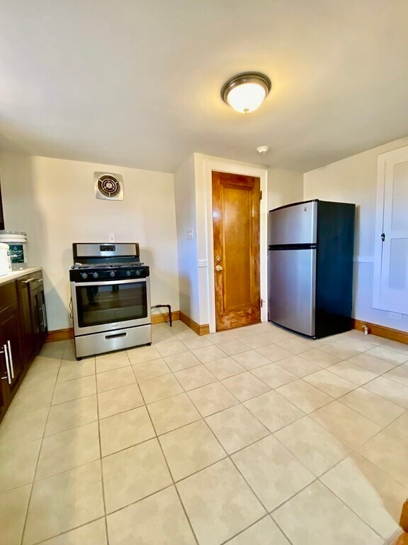 48 Dimmock St in Quincy, MA - Building Photo - Building Photo