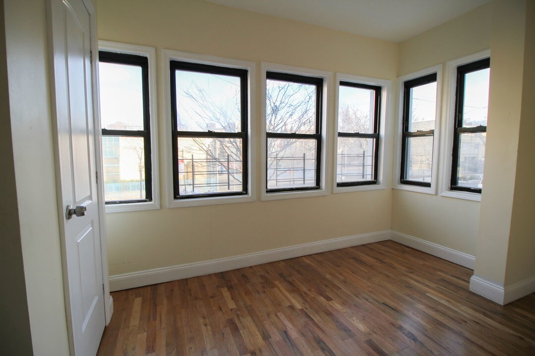 75 Woodbine St in Brooklyn, NY - Building Photo