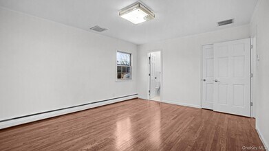 22 Marshall Ln in Westbury, NY - Building Photo - Building Photo