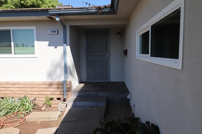 1096 E Fremont Ave in Fresno, CA - Building Photo - Building Photo