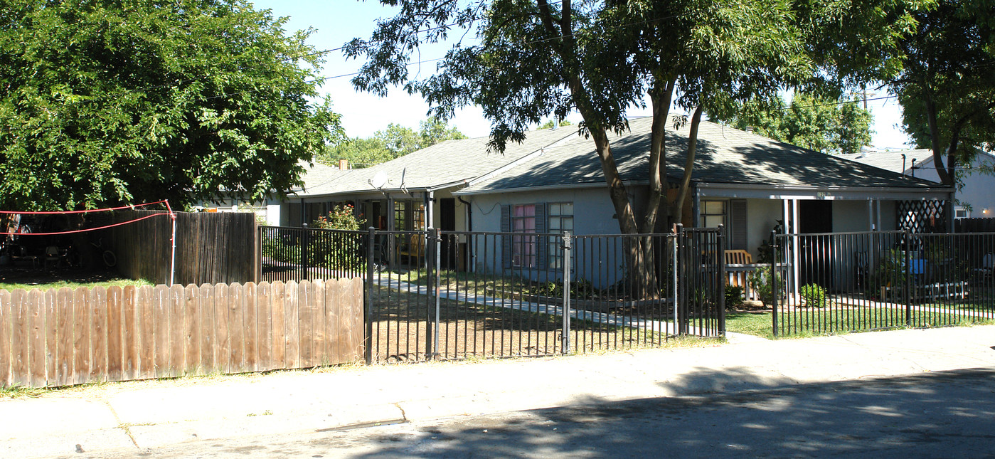 127 Madoline St in Pittsburg, CA - Foto de edificio