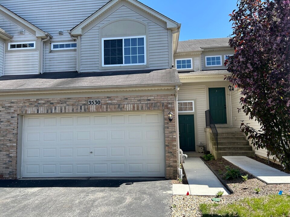 3530 Blue Ridge Ct in Carpentersville, IL - Building Photo