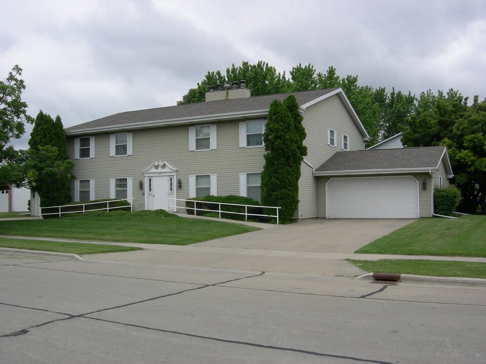 725 Starboard Ct, Unit B in Oshkosh, WI - Building Photo