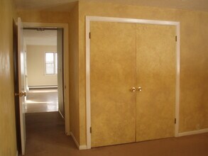 5 Norton Way, Unit Lakefront 1 Bdr. Apt. in Shrewsbury, MA - Building Photo - Building Photo