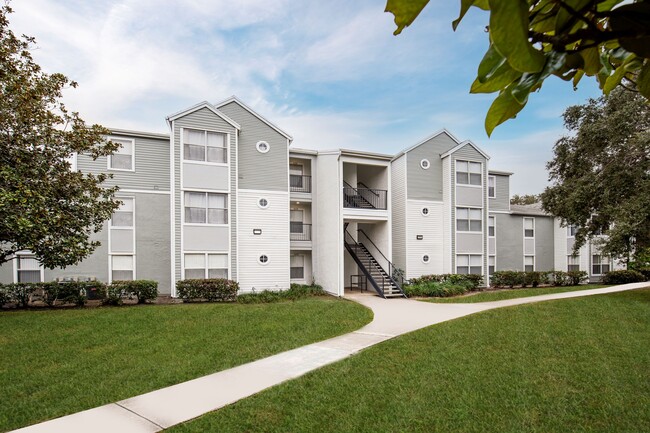 The Lucille Apartments in Stuart, FL - Foto de edificio - Building Photo