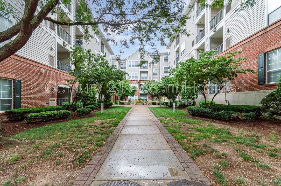 4860 Eisenhower Ave in Alexandria, VA - Building Photo