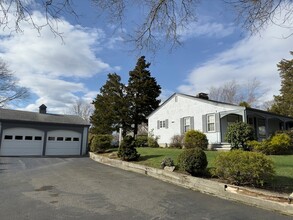 38 Highland St in Dartmouth, MA - Building Photo - Building Photo