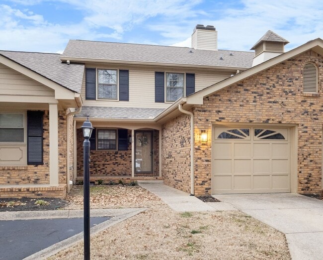 property at 319 Kingswood Ct