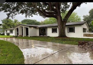 7440 SW 70th Terrace in Miami, FL - Building Photo - Building Photo