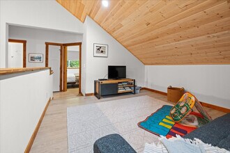 162 Paradise Dr in Ashford, WA - Foto de edificio - Building Photo