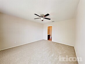 2319 Camberly View in Converse, TX - Foto de edificio - Building Photo