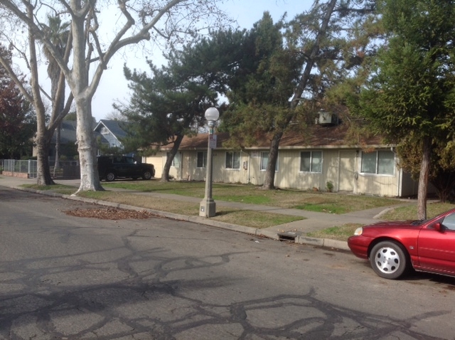 323 E Locust St in Lodi, CA - Foto de edificio - Building Photo