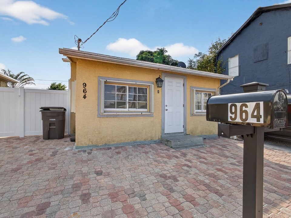 964 W Lakewood Rd in West Palm Beach, FL - Building Photo