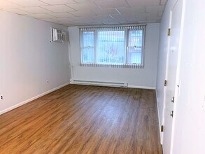 10 E 47th St, Unit Apt 2 in Bayonne, NJ - Foto de edificio - Building Photo