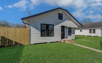 1805 Maryland St in Baytown, TX - Building Photo - Building Photo