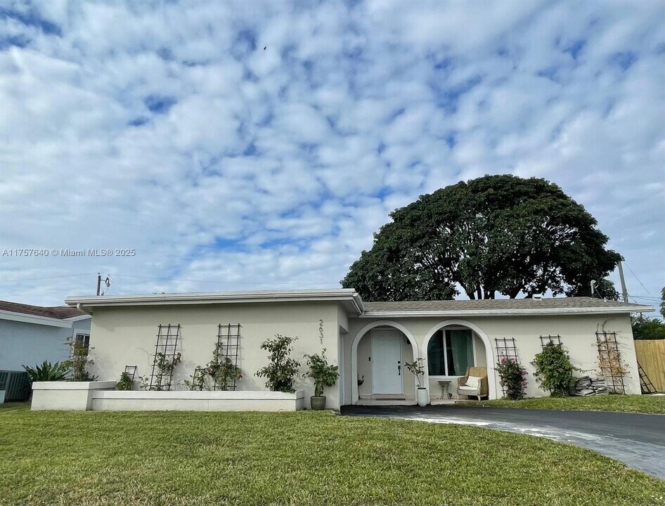 2631 NW 94th Ave in Sunrise, FL - Building Photo