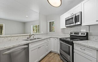 7565 Charmant Dr in San Diego, CA - Building Photo