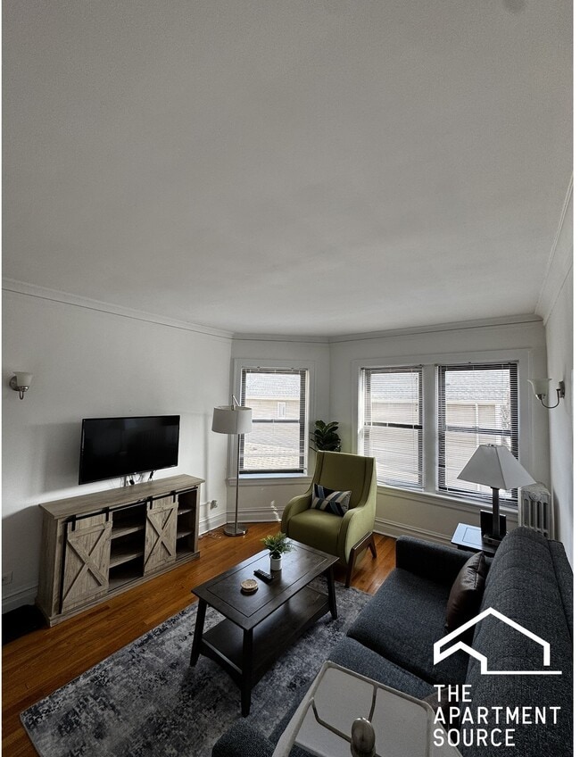 property at 1911 W Larchmont Ave