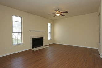 Oak Tree Condominiums in Carrollton, TX - Building Photo - Interior Photo