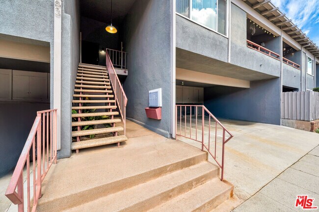 11563 Nebraska Ave-Unit -3 in Los Angeles, CA - Foto de edificio - Building Photo