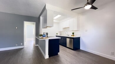Hermitage Apartments in Valley Village, CA - Foto de edificio - Building Photo