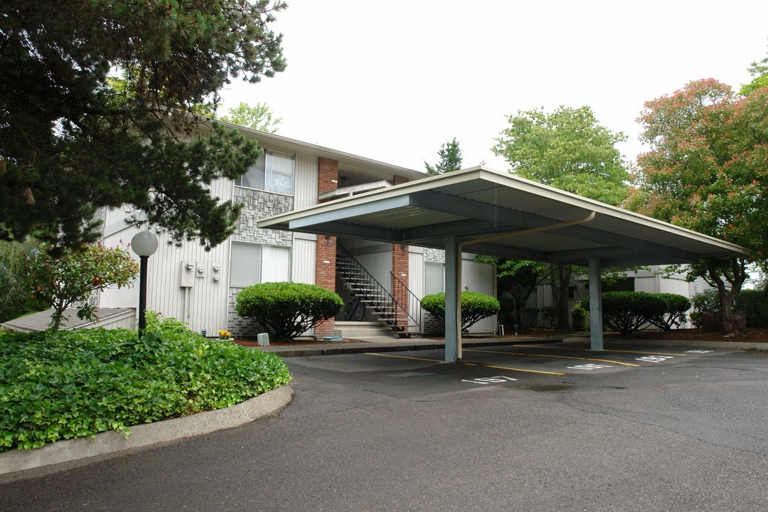 Royal Oaks Apartments in Salem, OR - Building Photo