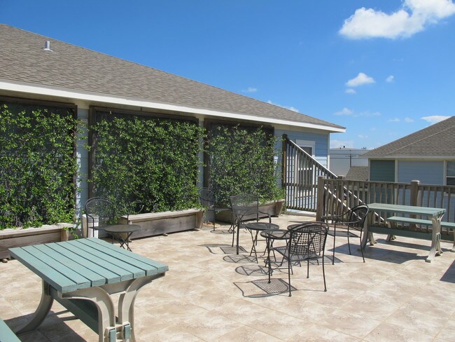 University Apartments Galveston in Galveston, TX - Foto de edificio - Building Photo