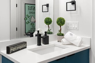 318 W Grand Ave in Chicago, IL - Building Photo - Building Photo