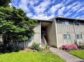 3206 Pine Rd NE in Bremerton, WA - Building Photo