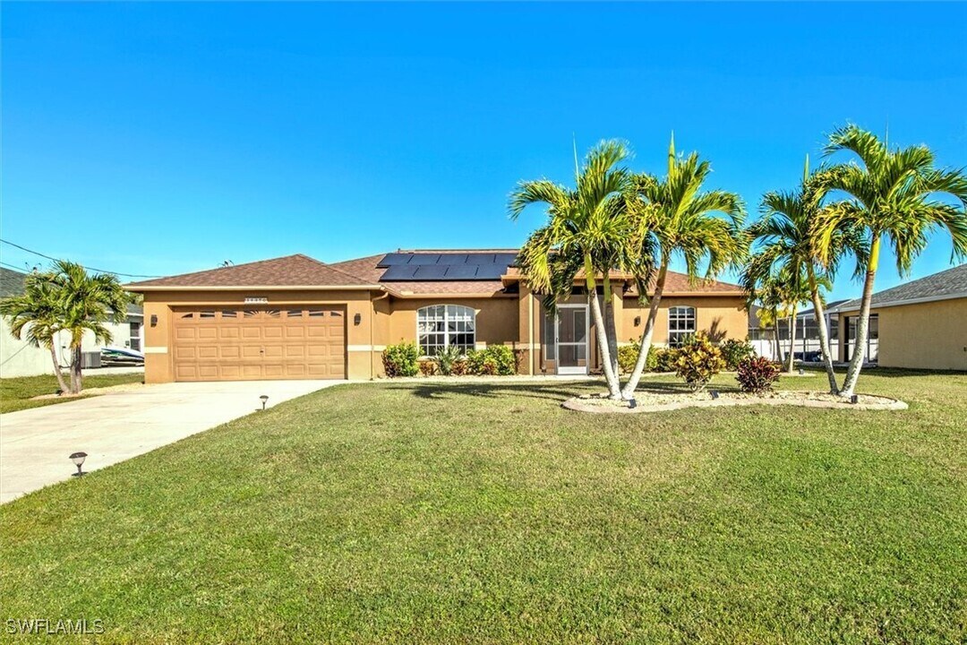 1137 SW 44th Terrace in Cape Coral, FL - Building Photo