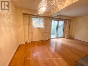 300 Bridletowne Cir in Toronto, ON - Building Photo - Building Photo